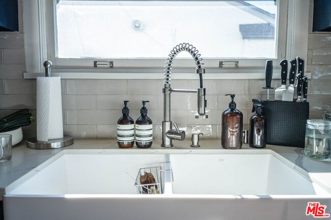 Building Photo - 6101 S Mansfield Ave