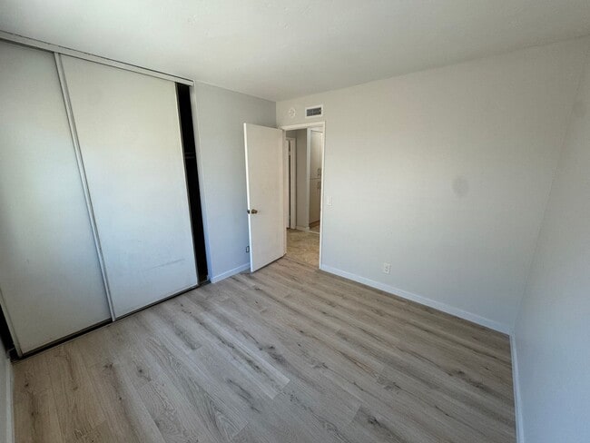 Building Photo - 4 bedroom - 2 Bathroom