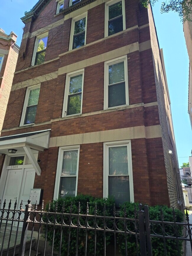 Building Photo - 2309 N Leavitt St