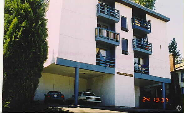 Building Photo - Discover Comfortable Living at Wembley Par...