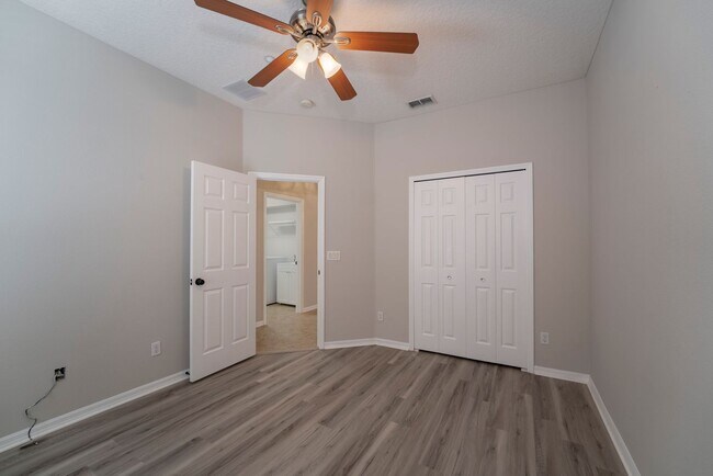 Building Photo - Cute and Spacious 3/2 Home with Bonus Room...