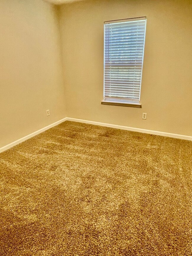 Building Photo - Spacious 4-bedroom, 2.5-bath home in Charlotte with convenient access to Uptown