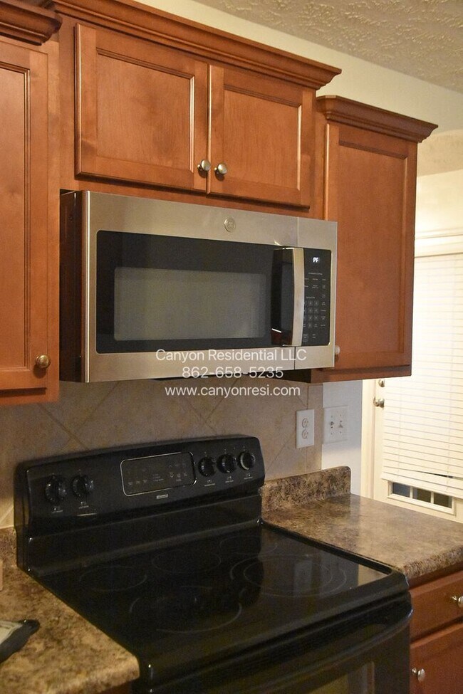 Building Photo - Charming 3-Bedroom Home