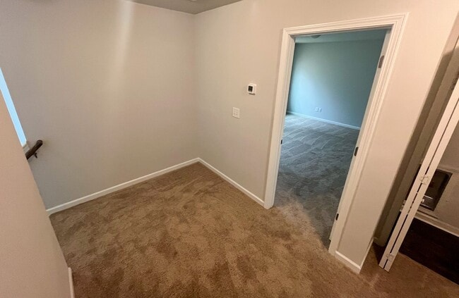 Building Photo - Beautiful 3 bedroom, 2 1/2 bathroom home i...