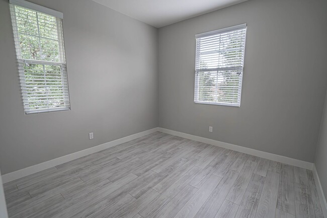 Building Photo - Woodland 3 Bedroom Home for Rent in Valencia!