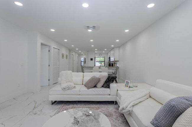 Building Photo - 8545 Casa Del Lago