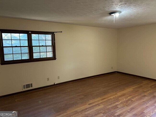 Building Photo - 1530 Oleander Ln SW