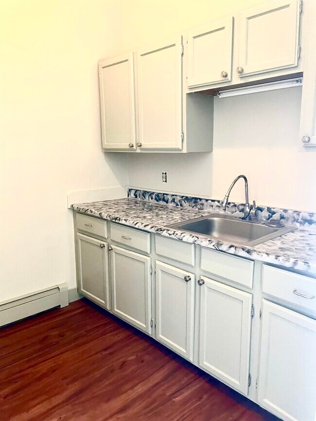 Building Photo - 408 Central St