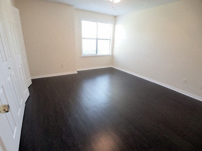 Building Photo - Beautiful  Remodeled First Floor 2/2 Condo...