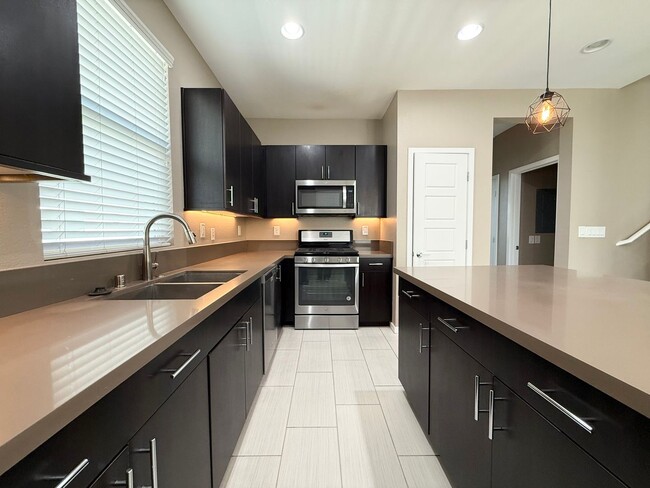 Building Photo - 2/BD 2.5/BA Luxury Gated Townhouse in Summ...