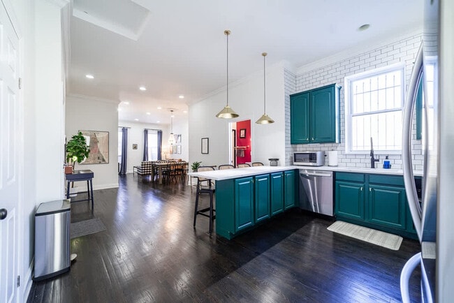 Building Photo - 2113 W Grand Ave