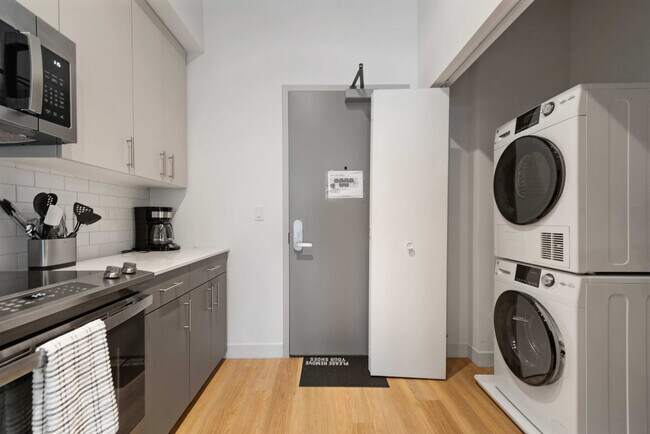 Building Photo - 853 W Blackhawk St