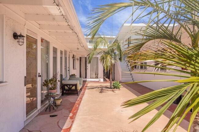 Building Photo - Refreshed 2 Bed/1 Bath in the Heart of Pacific Beach- Close to the Beach + Bay! REDUCED DEPOSIT $...