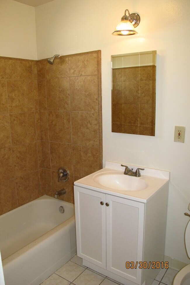 Building Photo - Cozy Updated One Bed One Bath Apartment Ne...