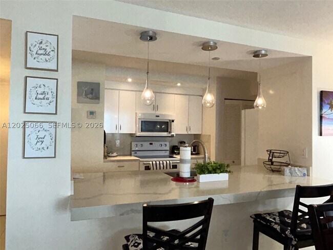 Building Photo - 6917 Collins Ave