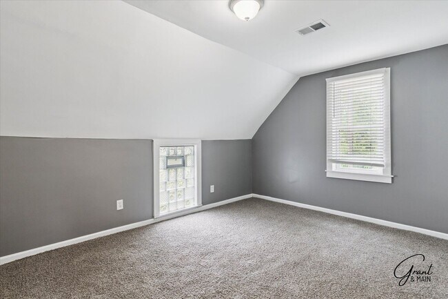 Building Photo - 6 bedroom 2 bath $2250