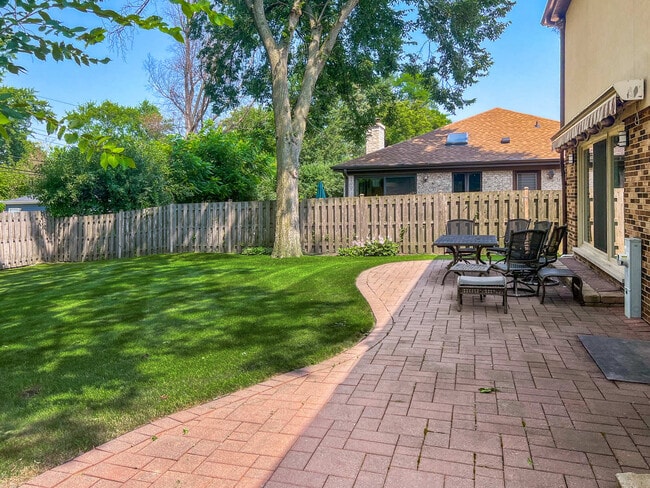 Building Photo - 3320 Lakewood Ct