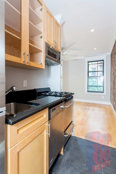 Building Photo - 340 E 18th St