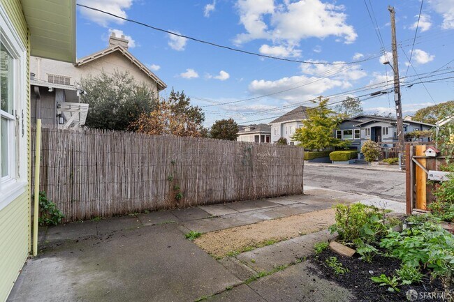 Building Photo - 689 43rd St