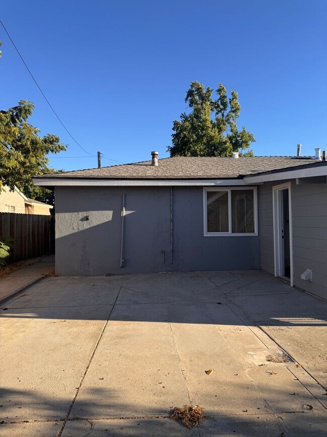 Building Photo - Single Family Home