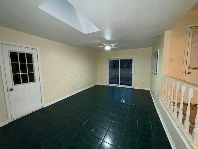 Building Photo - 2363 E Maple Rd