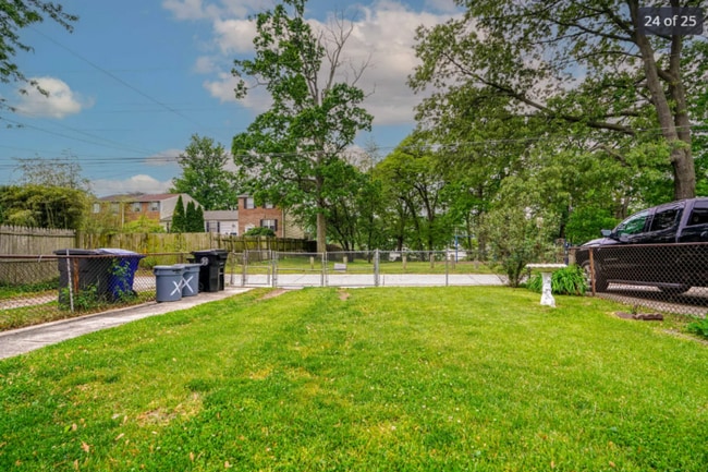 Building Photo - 3 Bedroom with Huge Rear yard