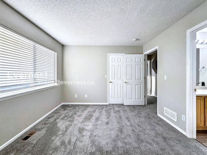 Building Photo - 4079 Perth St