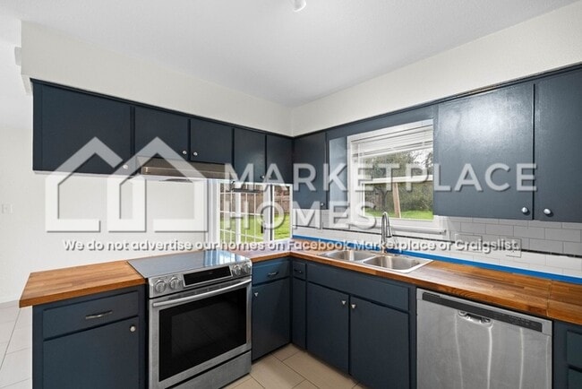 Building Photo - 2105 E Riviera Dr