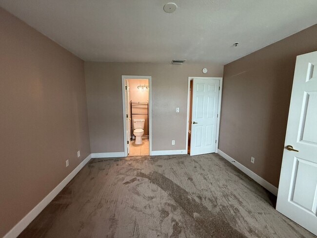 Building Photo - 4053 Crockers Lake Blvd