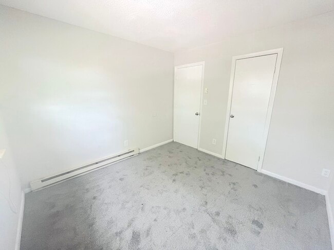 Building Photo - BEAUTIFUL TWO BEDROOM 1.5 BATHROOM APARTME...