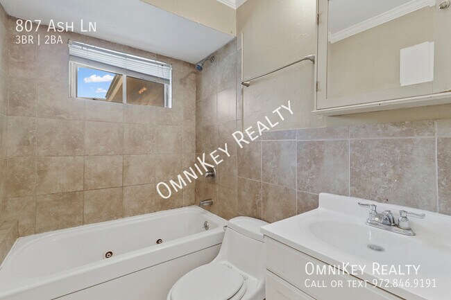 Building Photo - 807 Ash Ln