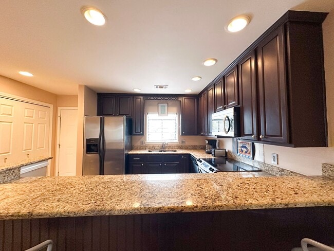Building Photo - Unfurnished 2 Bedroom Townhome Near the Be...