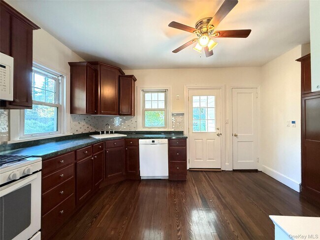 Building Photo - 38 Sammis St