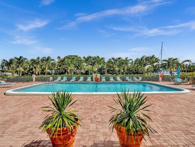 Building Photo - 401 Golden Isles Dr