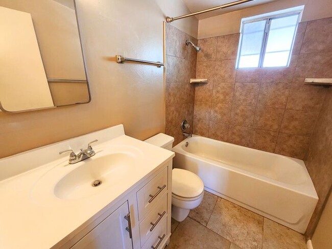 Building Photo - Pending/ Rented - Charming 2 Bed 1 Bath Du...