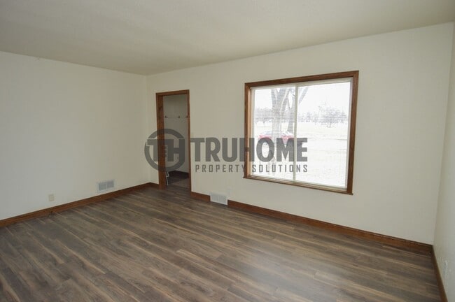 Building Photo - Spacious 5-Bedroom Home – Pet-Friendly and...