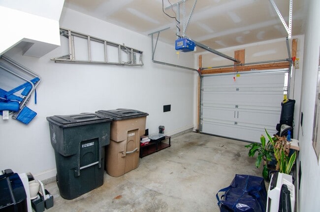 Building Photo - Furnished rental