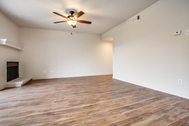 Building Photo - Creekside Condominumums Unit 33
