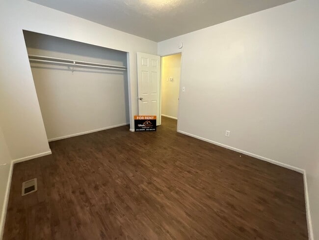 Building Photo - 4 Bedroom 2 Bath Duplex- Dog Friendly