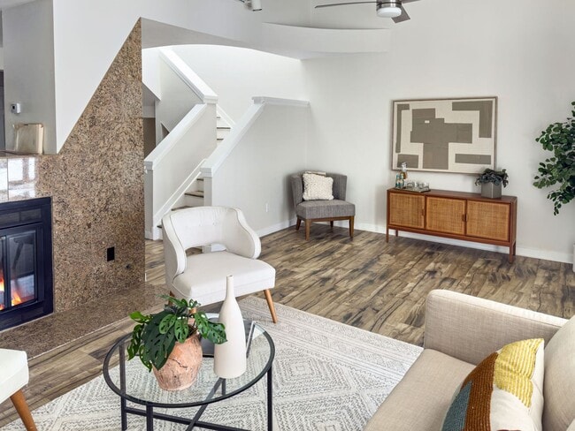Building Photo - Beautifully Remodeled 3BD/2.5BA Spacious T...
