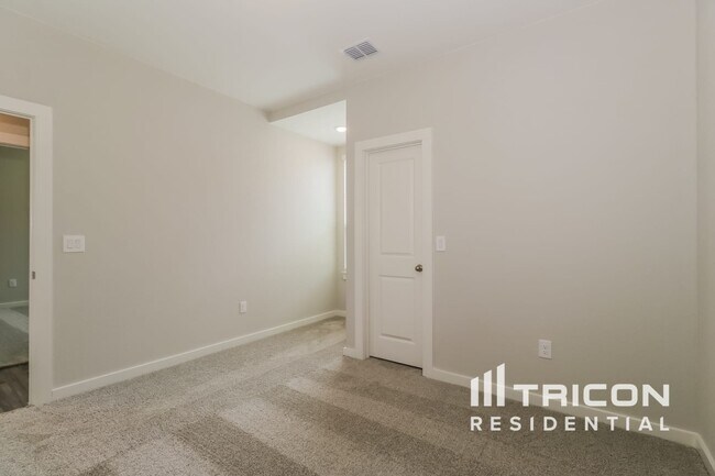 Building Photo - 557 Raglands Rd