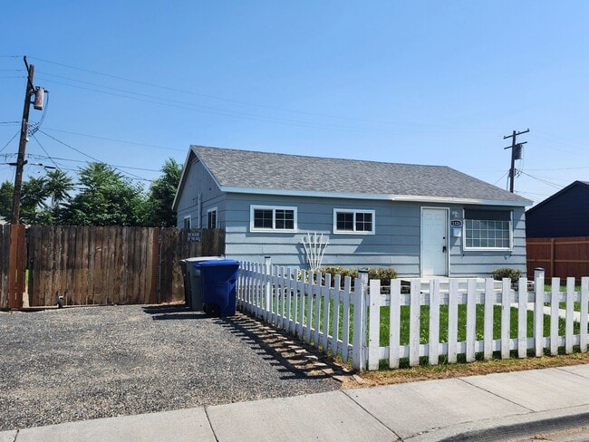 Building Photo - Charming Updated N. Richland 3 bedroom, 1 ...