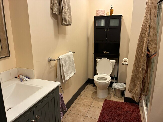 Building Photo - Charming and secluded Westside Bend apartment