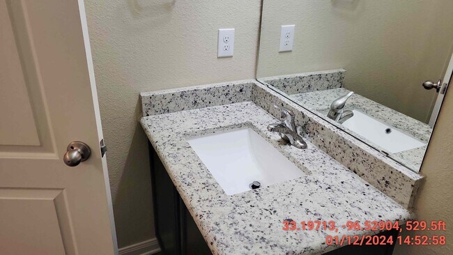 Hall bath - 1513 Chinook St