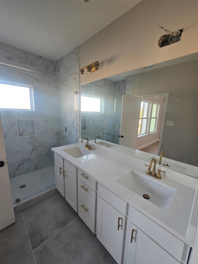 Building Photo - 2207 Des Chaumes St