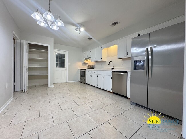 Building Photo - Charming 2-Bedroom Home with Bonus Room in Mary Esther!