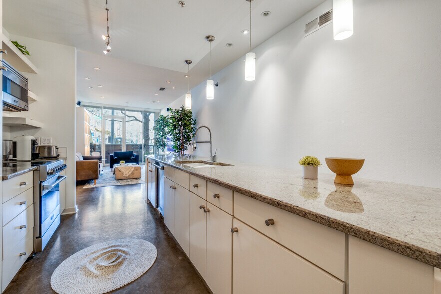 Building Photo - 2950 McKinney Ave