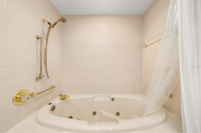 Building Photo - 2551 Lakeview Dr