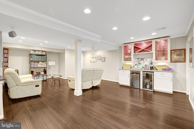 Building Photo - 7845 Old Dominion Dr
