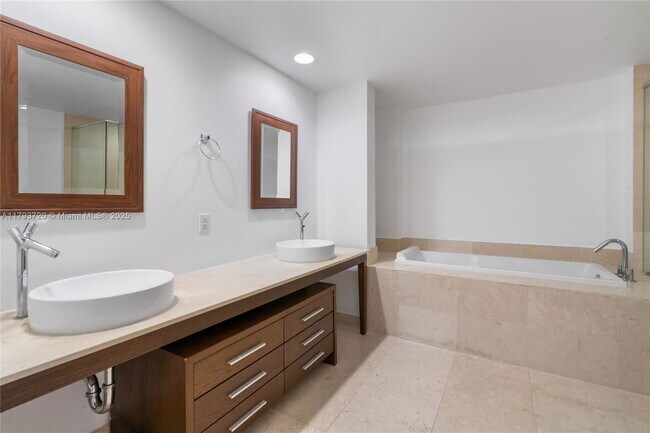 Building Photo - 475 Brickell Ave